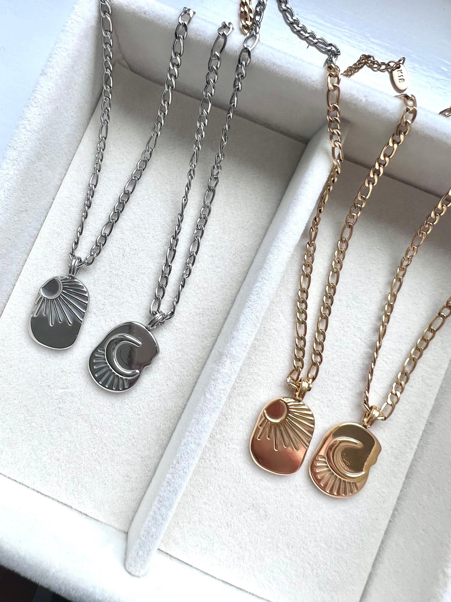 Set of 2 Best Friend/couple sun and moon necklaces • matching necklaces • Valentine gift